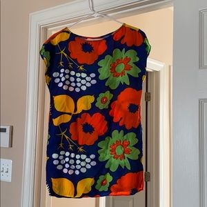 Floral top with slits at the hips